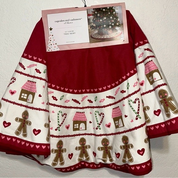 NEW Cupcakes and Cashmere Gingerbread 52” Tree Skirt
